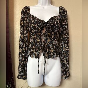 #724 Skylar + Madison floral long sleeve crop top tie front detail size small